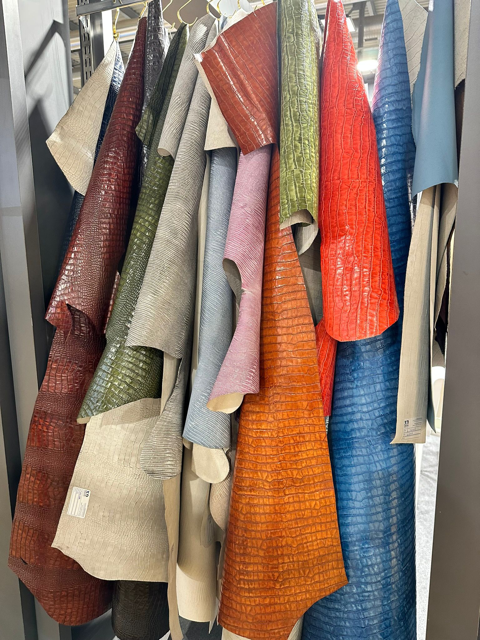 Come Riconoscere una Borsa in Vera Pelle: La Guida Completa